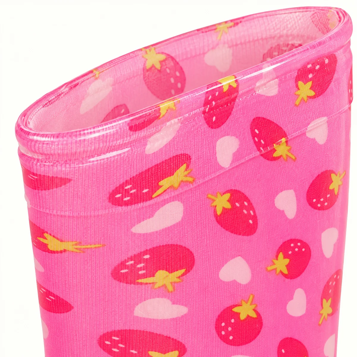 Détail de bottes de pluie roses à petites fraises