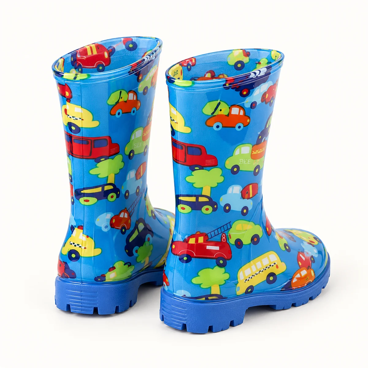 Autre vue de bottes de pluie bleues à véhicules colorés