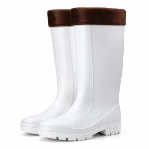 Paire de bottes de pluie blanches fourrées à revers marron sur fond clair.