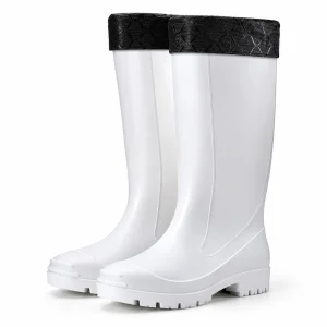 Paire de bottes de pluie blanches fourrées à revers noir sur fond clair.
