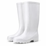 Paire de bottes de pluie blanches hautes à col simple sur fond clair.