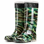 Paire de bottes de pluie camouflage à doublure fourrée sur fond clair.