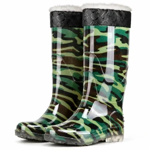 Paire de bottes de pluie camouflage à doublure fourrée sur fond clair.