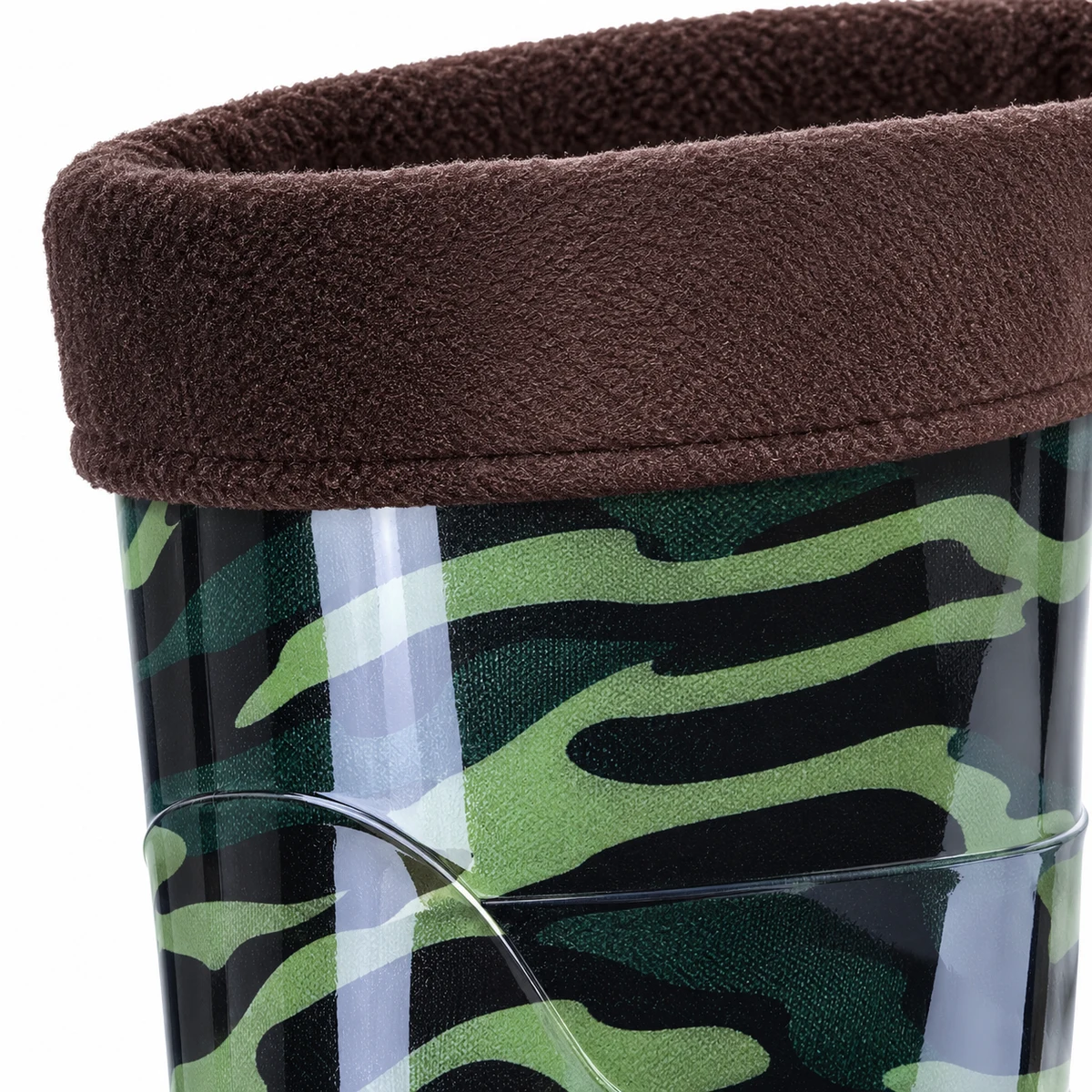 Détail des matières et des finitions des bottes de pluie hautes camouflage et fourrées.