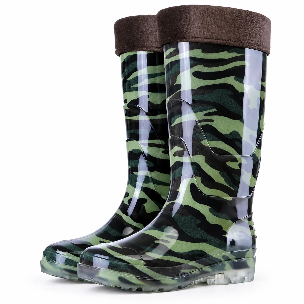 Paire de bottes de pluie hautes camouflage et fourrées sur fond clair.