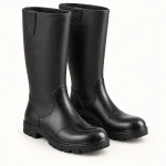 Paire de bottes de pluie noires à bride au col sur fond clair.
