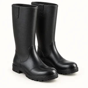 Paire de bottes de pluie noires à bride au col sur fond clair.