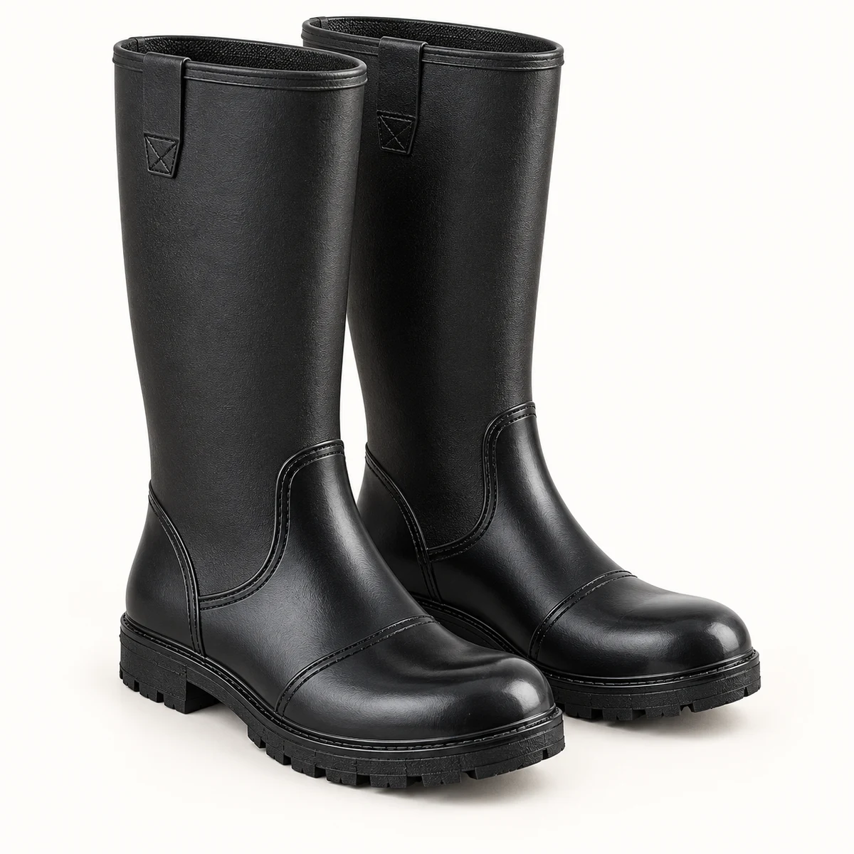 Paire de bottes de pluie noires à bride au col sur fond clair.