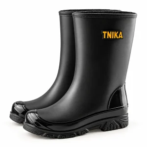 Paire de bottes de pluie noires à col simple sur fond clair.