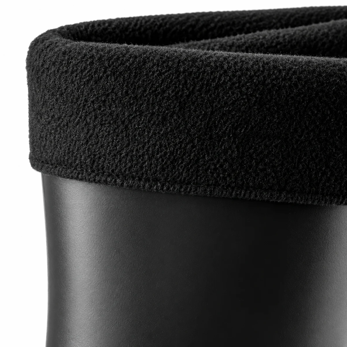 Gros plan du col textile sombre des bottes de pluie noires.