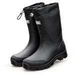 Paire de bottes de pluie noires à cordon et semelle crantée sur fond clair.