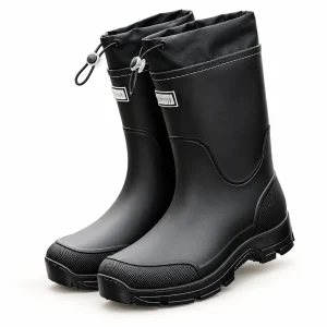 Paire de bottes de pluie noires à cordon et semelle crantée sur fond clair.