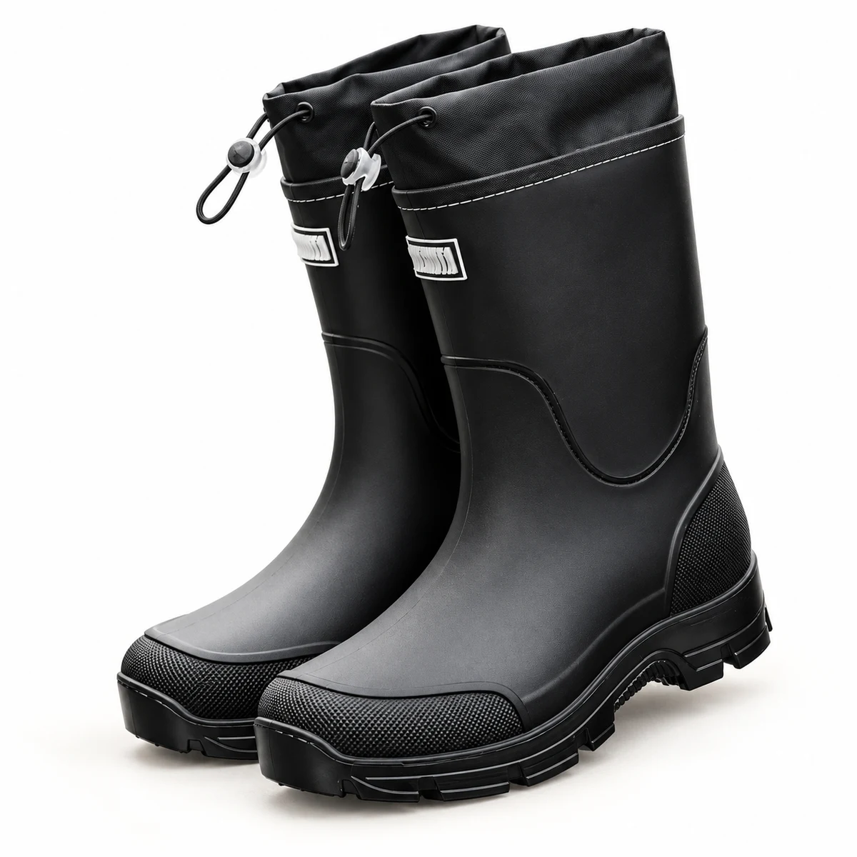 Paire de bottes de pluie noires à cordon et semelle crantée sur fond clair.