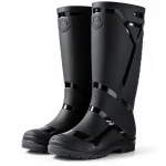 Paire de bottes de pluie noires à découpes contrastées sur fond clair.