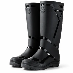 Paire de bottes de pluie noires à découpes contrastées sur fond clair.