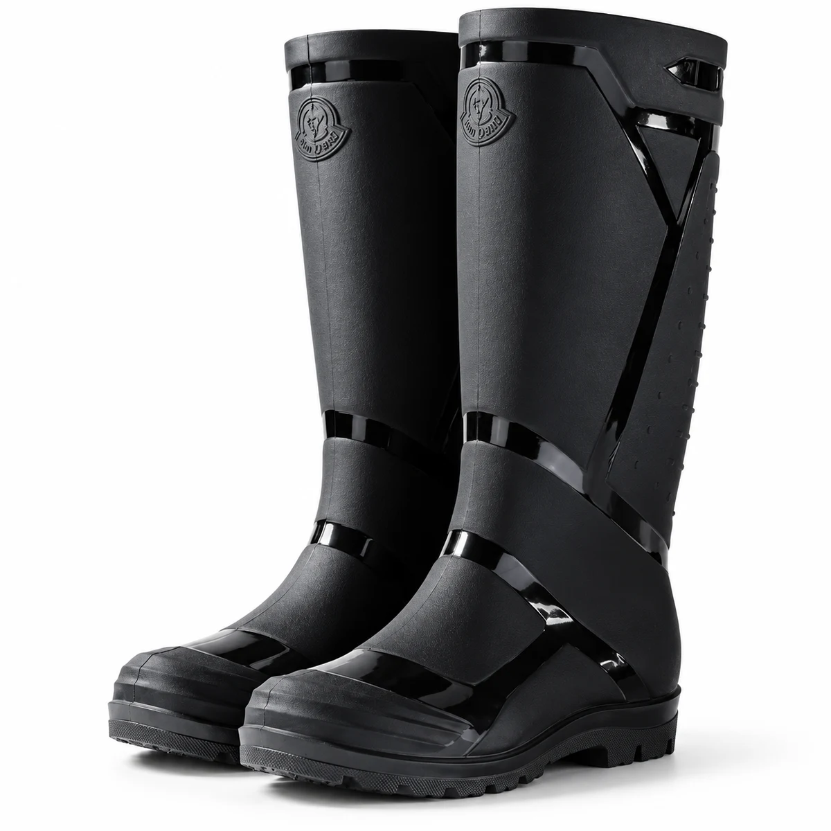 Paire de bottes de pluie noires à découpes contrastées sur fond clair.