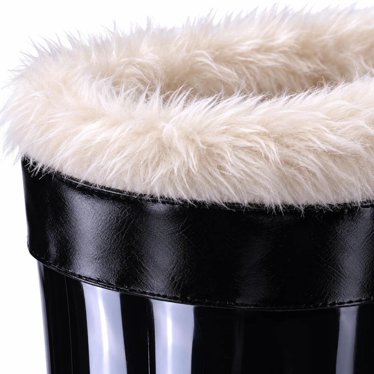 Gros plan du revers noir et de la doublure claire des bottes brillantes.