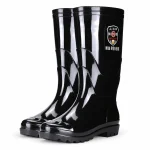 Paire de bottes de pluie noires brillantes à tige haute sur fond clair.
