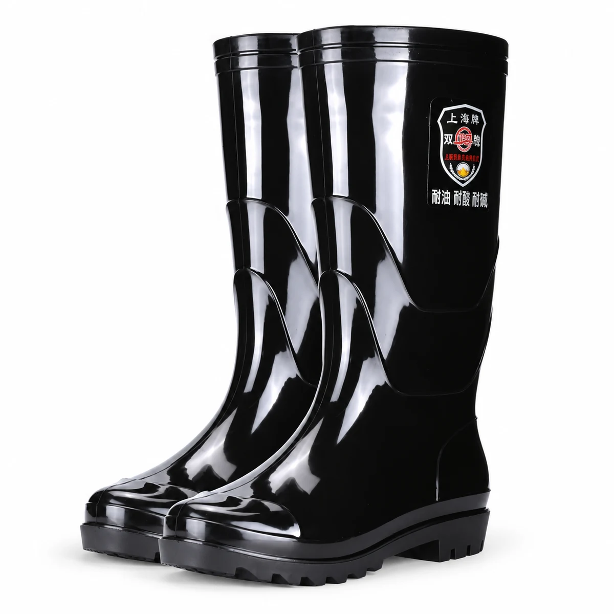 Paire de bottes de pluie noires brillantes à tige haute sur fond clair.