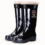Paire de bottes de pluie noires fourrées à col clair