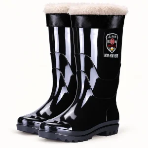 Paire de bottes de pluie noires fourrées à col clair