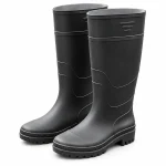 Bottes de pluie noires hautes à tige dessinée présentées sur fond blanc.