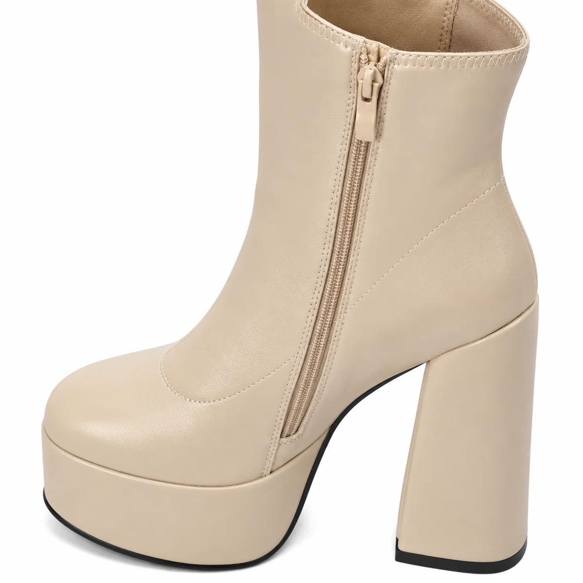 Model portant des bottes femme abricot à plateforme et zip pour un style moderne