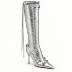 Bottes femme argentées à rivets et talon aiguille en vue de face