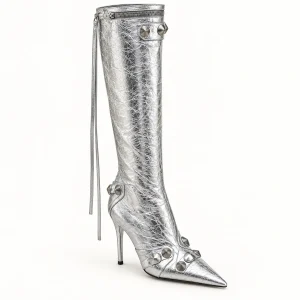 Bottes femme argentées à rivets et talon aiguille en vue de face