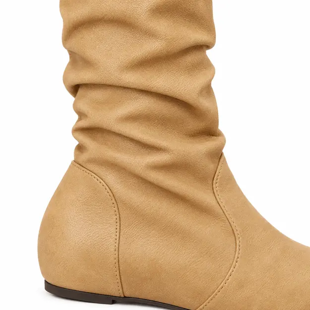 Bottes femme beige sable plissées à enfiler, détail des plis et de la matière beige sable