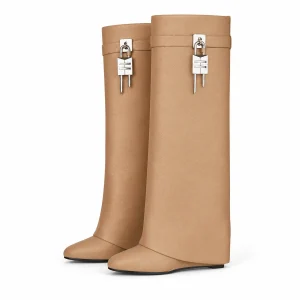 Bottes beiges à revers long et boucle présentées sur fond blanc.