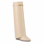 Bottes femme beiges à tige droite et bout pointu sur fond blanc