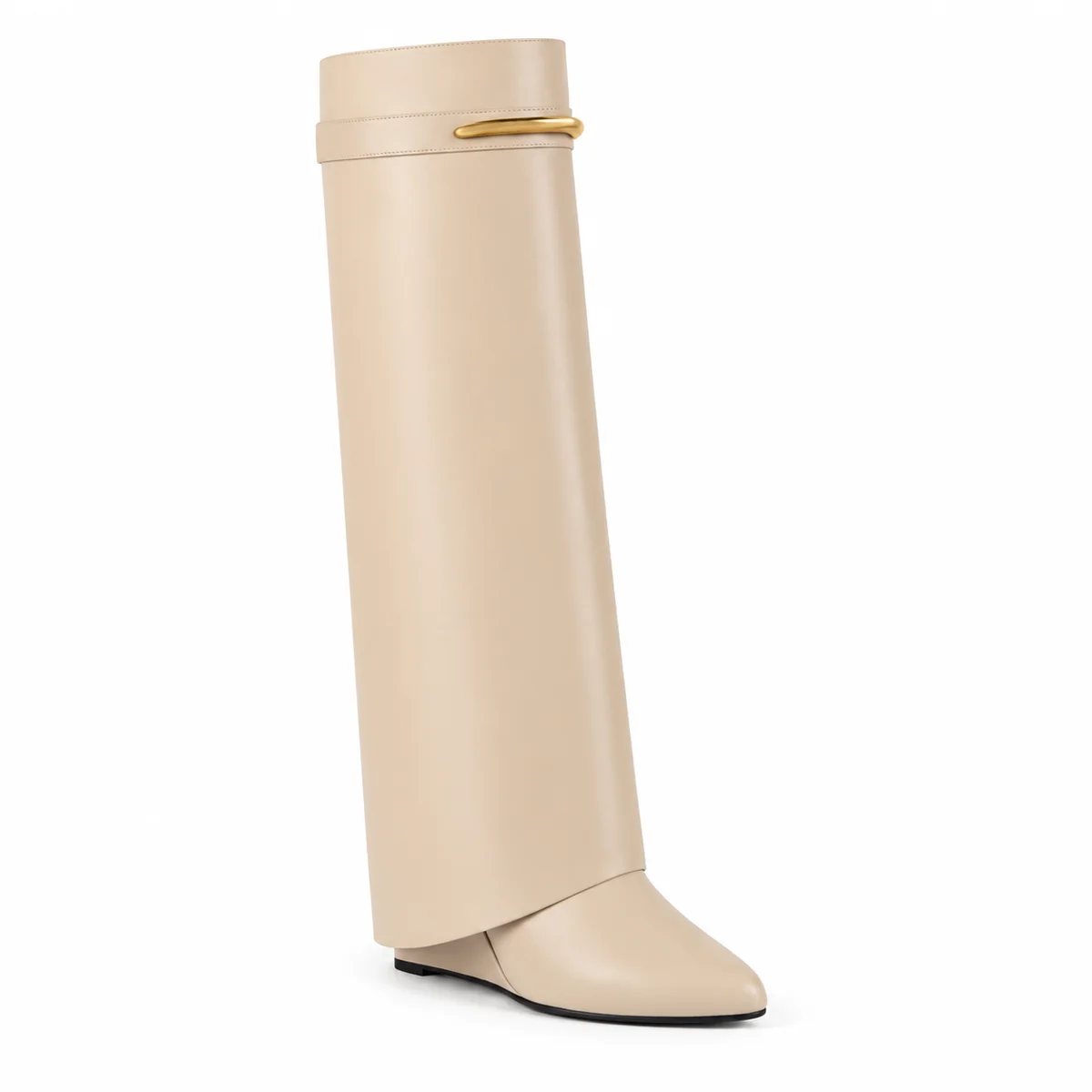 Bottes femme beiges à tige droite et bout pointu sur fond blanc