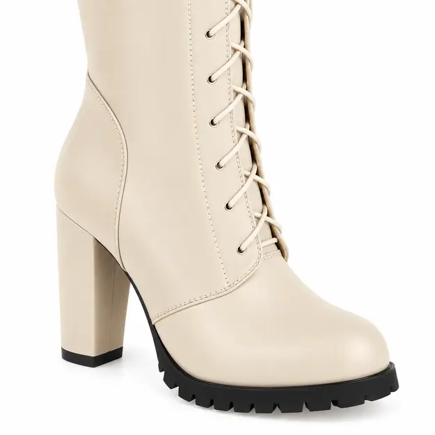 Bottes femme beiges hautes à lacets style punk, détail du laçage beige et du talon