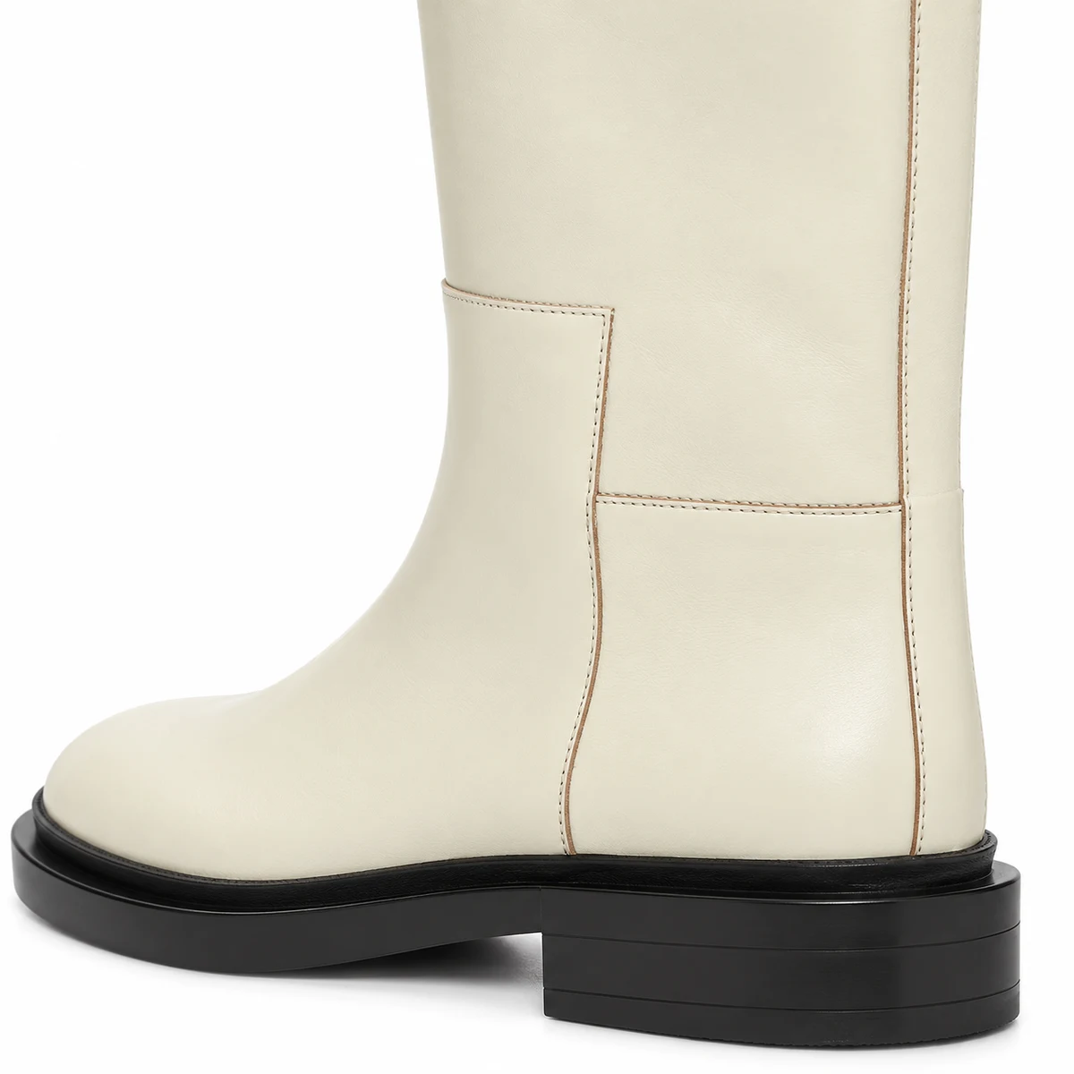 Modèle de bottes hautes pour femme beiges avec finition soignée