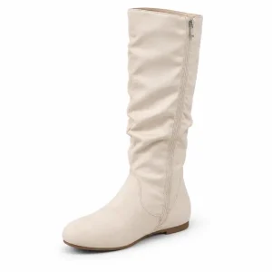 Bottes femme beiges plissées à talon bas, vue de trois quarts sur fond blanc