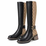 Bottes bicolores à panneau imprimé et deux boucles présentées sur fond blanc.