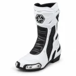 Bottes femme blanches à brides style moto, vue de trois quarts sur fond blanc