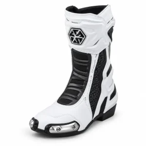 Bottes femme blanches à brides style moto, vue de trois quarts sur fond blanc