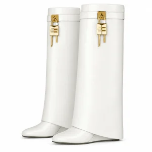 Bottes blanches à revers long et boucle dorée présentées sur fond blanc.