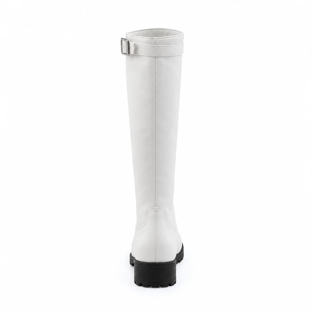 Marie portant des bottes blanches à talon carré et zip tendance