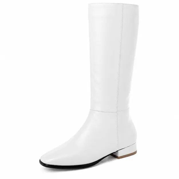 Bottes femme blanches en PU à talon bas, détail du bout et du petit talon blanc
