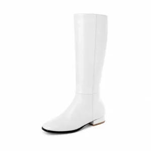 Bottes femme blanches en PU à talon bas, vue de trois quarts sur fond blanc