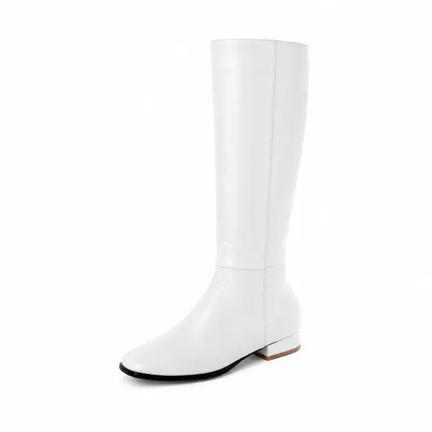 Bottes femme blanches en PU à talon bas, vue de trois quarts sur fond blanc