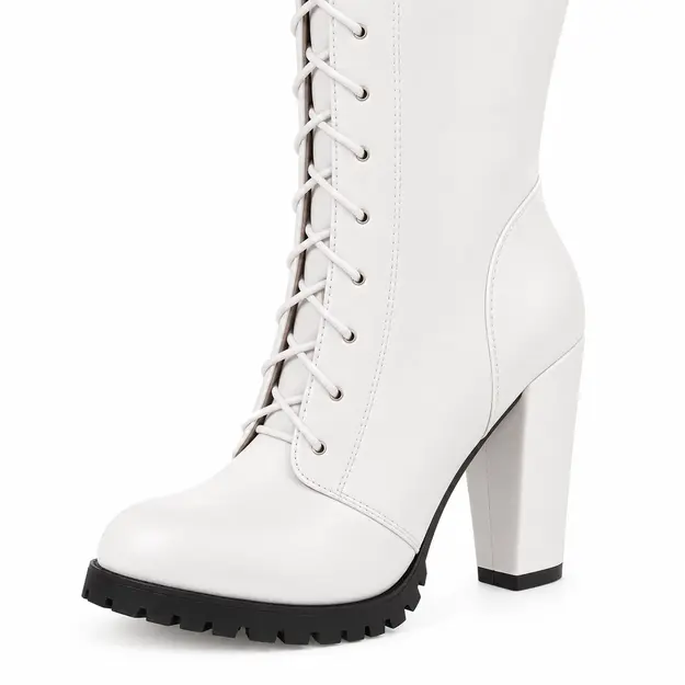Bottes femme blanches hautes à lacets style punk, détail du laçage et du talon