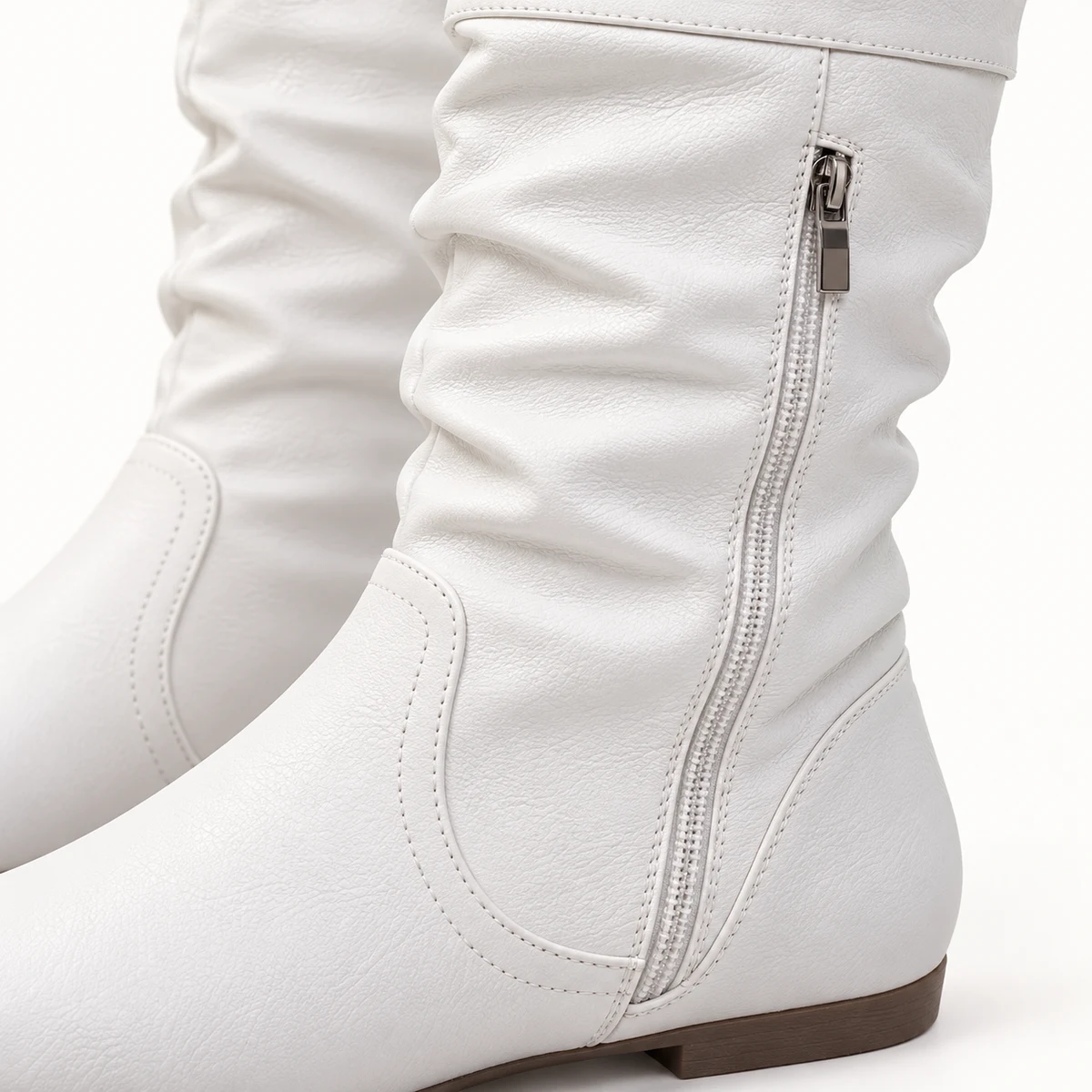 Pair de bottes femme blanches plissées avec semelle intérieure plate