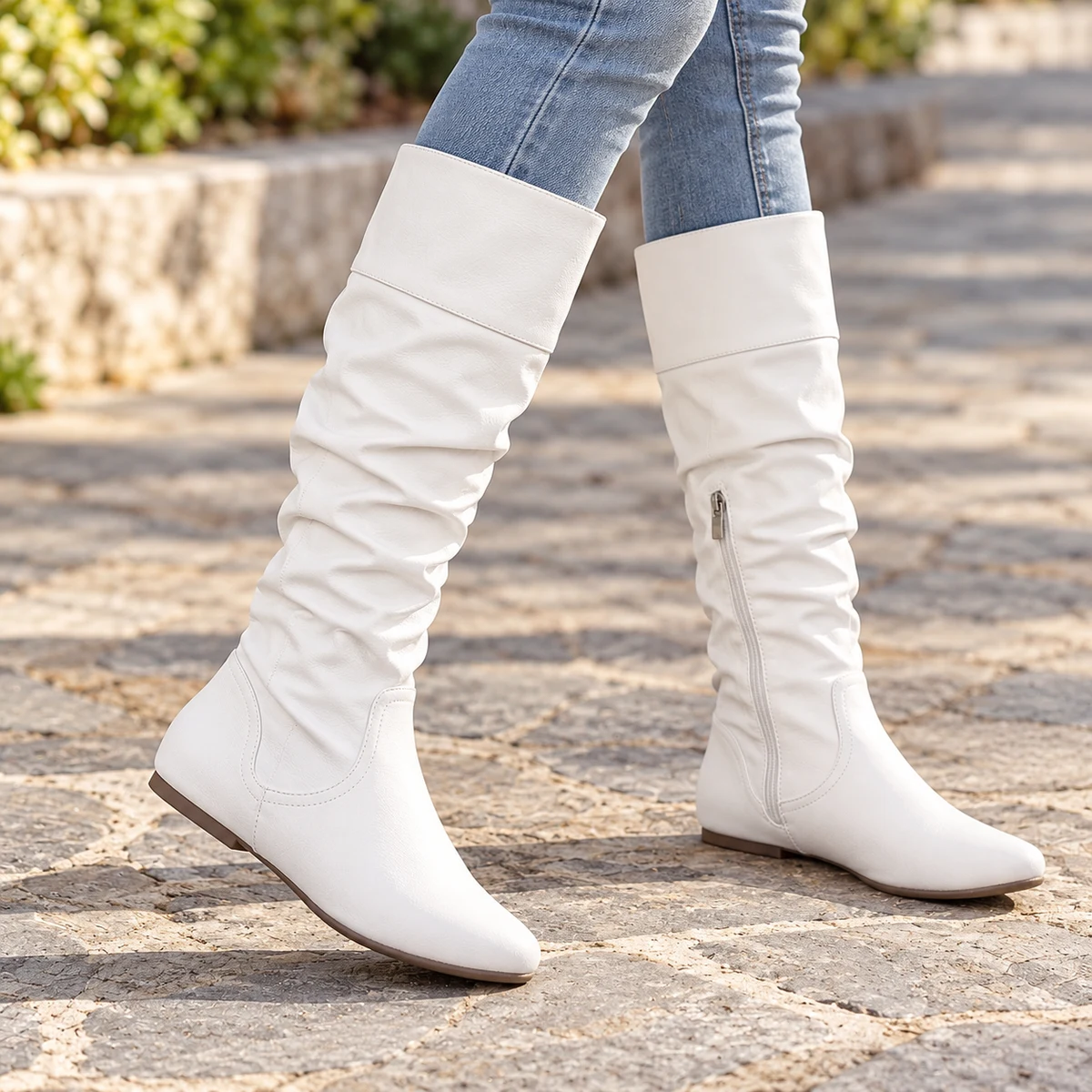 Vue de devant de bottes blanches plissées pour femme avec semelle confortable