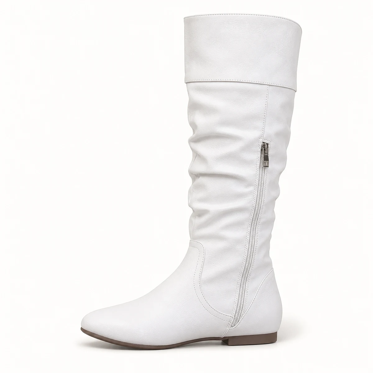 Détail des bottes blanches plissées à semelle basse pour style féminin