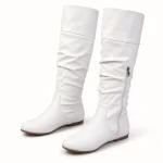 Bottes femmes blanches plissées avec semelle basse élégantes en cuir