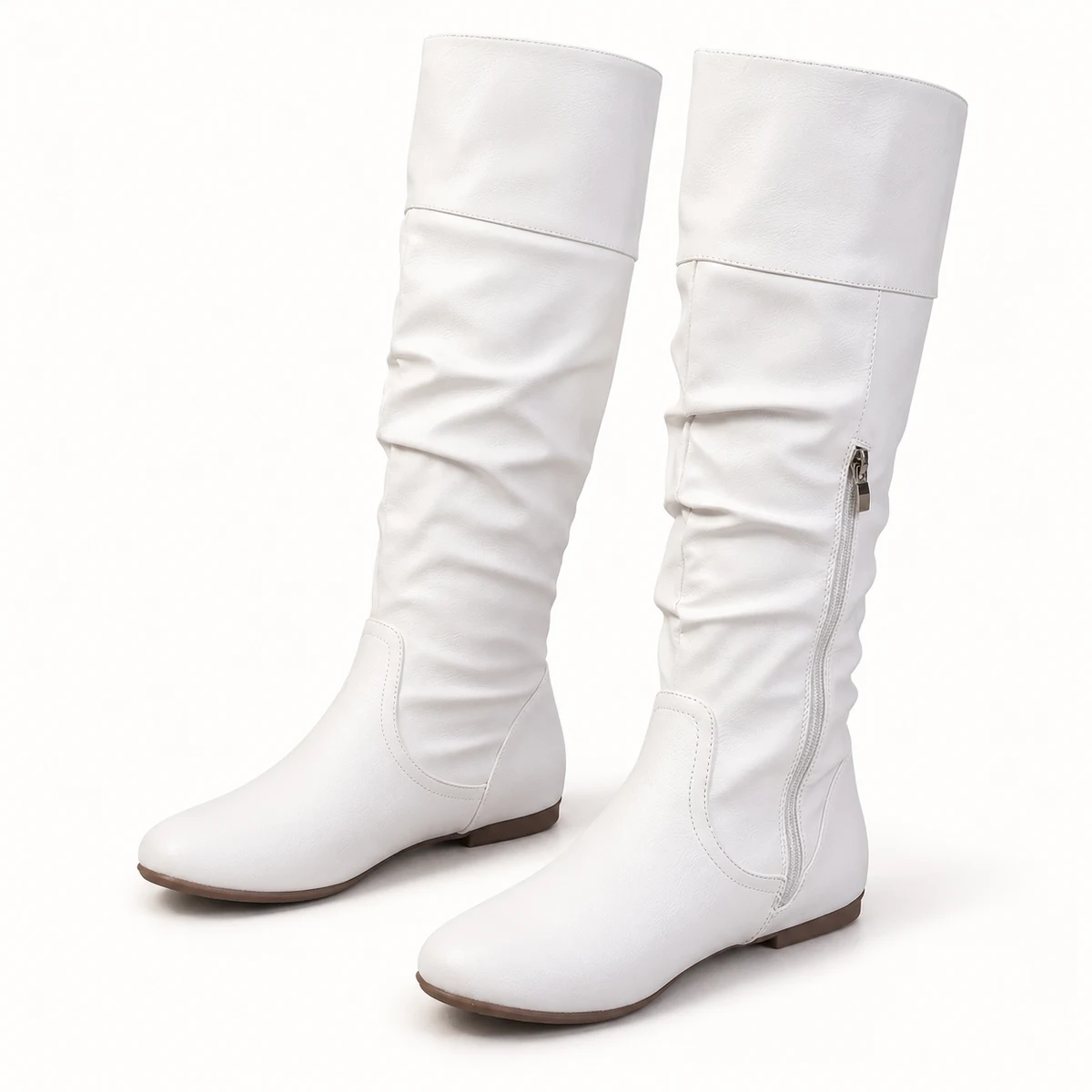 Bottes femmes blanches plissées avec semelle basse élégantes en cuir